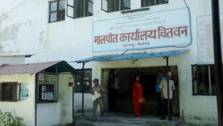 चितवन मालपोत कार्यालयमा पाँच विचौलिया पक्राउ