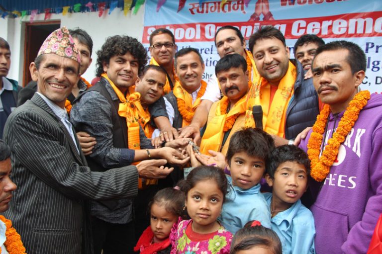 प्रमोदको प्रयासमा बन्यो विद्यालय, भने-‘विद्यार्थीहरु हाँसेको देख्दा खुशी लाग्छ’