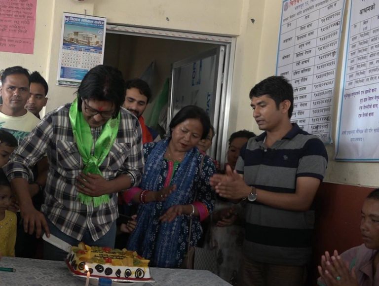 वृद्धवृद्धालाई भोजन गराउँदै राजेश हमालले मनाए जन्मदिन