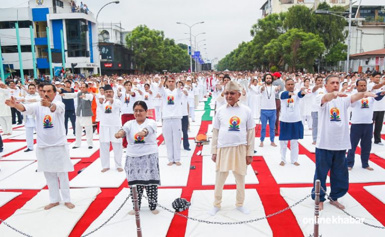 नारायणहिटी अगाडिको सडकमा योग दिवस, हेर्नुस् प्रधानमन्त्रीका पोज