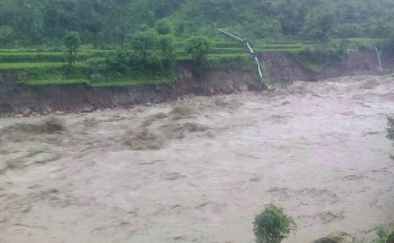 कास्की देउरालीमा बाढीले एक घर बगायो, २५ घर जोखिममा