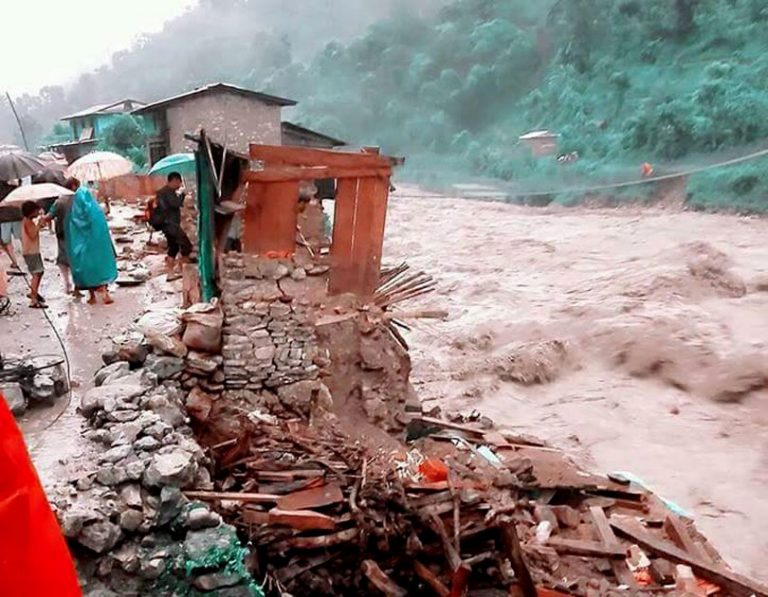 बाढीपहिरो प्रभावितको उद्धार गर्न गएको टोली नै अलपत्र