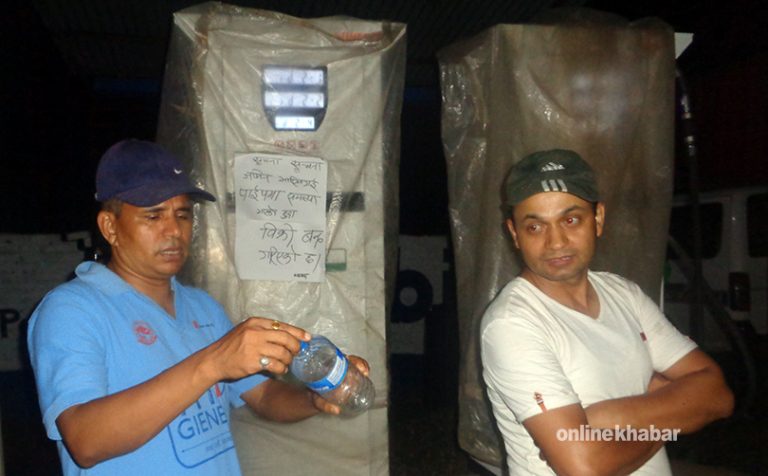 गाडी बिग्रिएपछि पेट्रोल पम्पमा शील