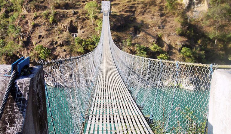 पुलको पिल्लर बगेपछि आवतजावतमा कठिनाइ