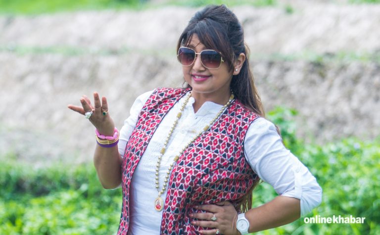 बुवासँग चियर्स गर्दै दिपाश्रीको दशैं