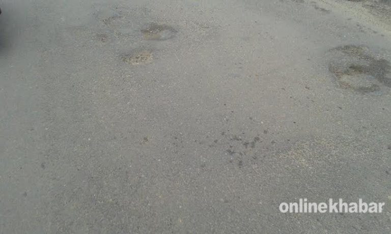 कालोपत्रे गरेको दुई साता नबित्दै तिनाउ पुलमा खाल्डै खाल्डा
