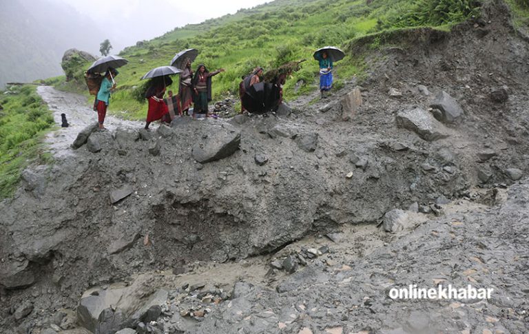 मुगु सदरमुकाम तीनदिन देखि अन्धकारमा