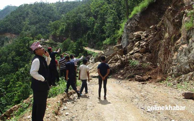 चार दिनदेखि अवरुद्ध मध्यपहाडी लोकमार्ग खुल्यो