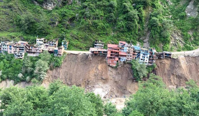 भोटेकोसीको बाढीले १५ घर बगायो, पानीको सतह घट्दै