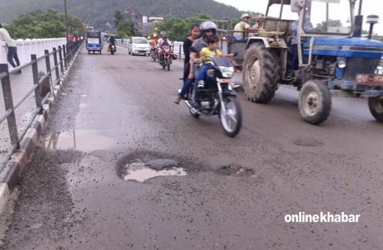 तिनाउ पुलका खाल्डा रातारात टालियो