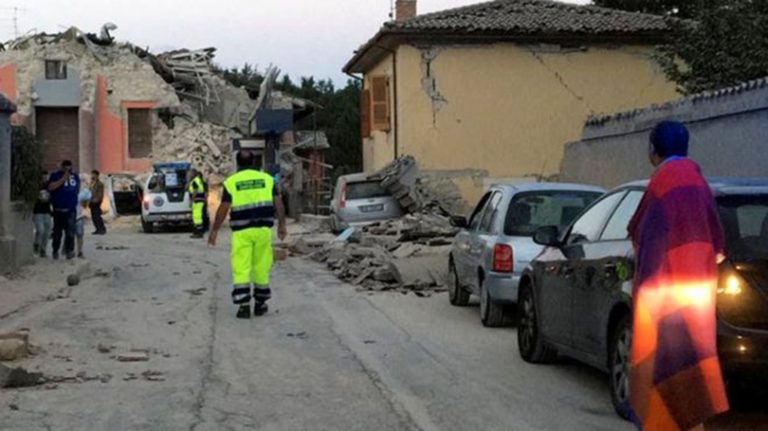 मध्य इटलीमा शक्तिशाली भूकम्प, मेयर भन्छन्, शहरको आधा भाग ध्वस्त भयो