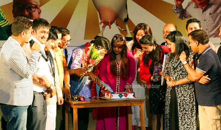 बर्थ डे दीपाको, तर दीपकले पनि सँगै काटे केक