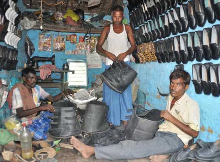 अब हात्तीले पनि जुत्ता लगाउने, जुत्ता बनाउने जुटेे कालिगढहरु