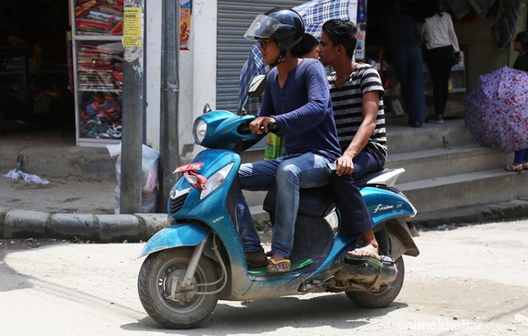 बाइकको पछाडि बस्नेलाई हेल्मेट अनिवार्य गर्न डब्ल्यूएचओको दबाव