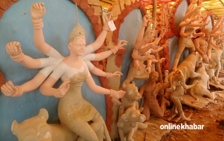 दशैंमा पुज्ने देवीको मूर्ति बनाउन भ्याइ नभ्याई