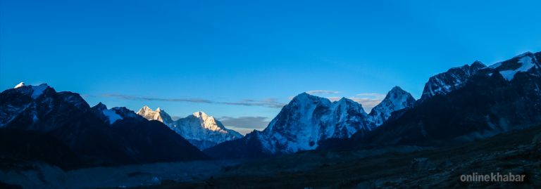 बेस क्याम्पबाट सगरमाथातर्फ हेर्दा… (फोटोफिचर)