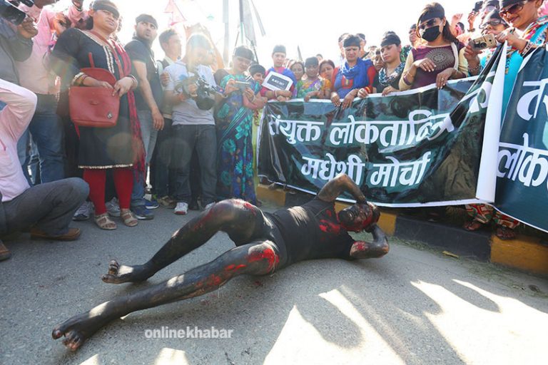 संविधान दिवसको दिन सडकमा मधेसी मोर्चाको चर्तिकला !