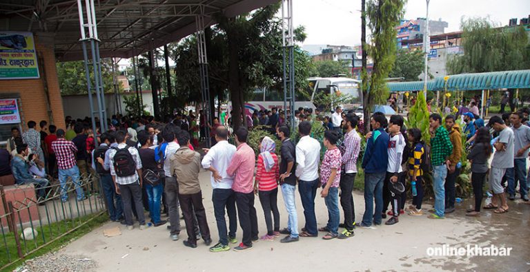 दशैंको टिकट बुक गर्नै सास्ती, पाँच घण्टासम्म लाइनमा (तस्वीरसहित)