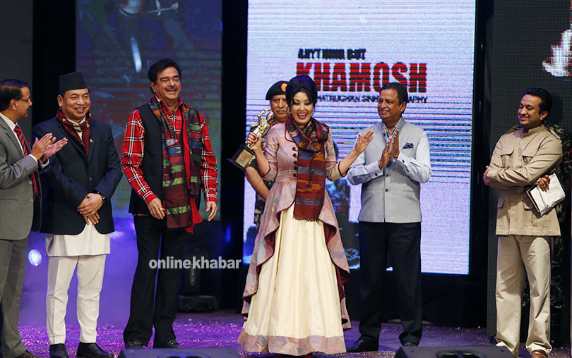 ‘दशककी अभिनेत्री’को अवार्ड पाउँदा खुशी छैनन् करिश्मा