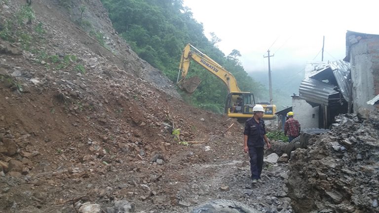 मुग्लिन नारायणगढ सडक खण्डमा पहिरो, सडक अवरुद्ध