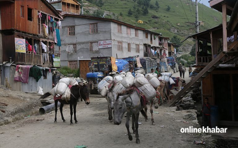 गमगढीमा उपभोग्य सामान बोकेका ट्याक्टर पुगे