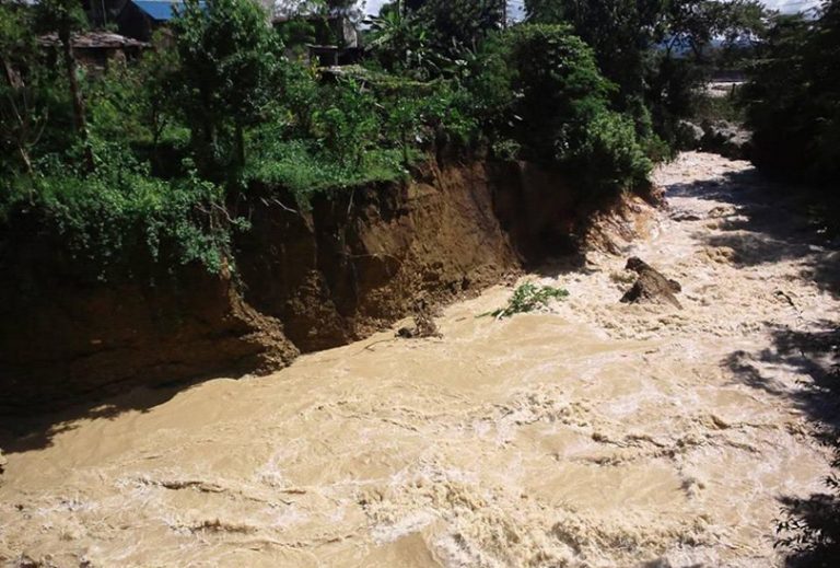 खोलाले कटान गर्दा पोखरा दोबिल्लाको बस्ती जोखिममा