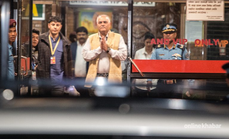 अदालतलाई छल्न विदेश गएका लोकमान फर्किए, हेर्नुस् ३ तस्वीर