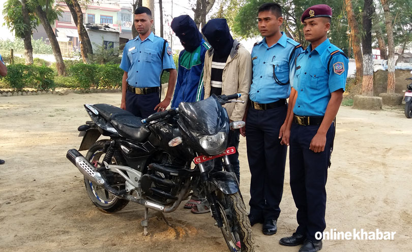 मोटरसाइकल चोरेर भाग्दा दुई पक्राउ