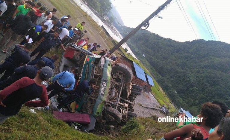 कास्कीको याम्दीमा बस दुर्घटना, दुईको मृत्यु, २६ घाइते