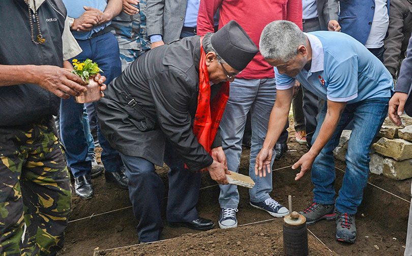 प्रधानमन्त्रीद्धारा लाप्राक एकीकृत नमुना बस्तीको शिलान्यास, १२ महिनाभित्र घर बनिसक्ने