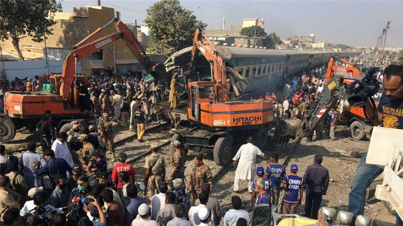 pakistan-train-accident