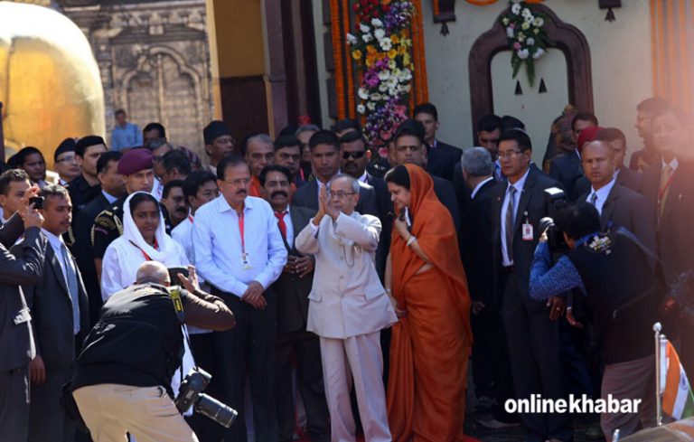 भारतीय राष्ट्रपति मुखर्जीले गरे पशुपतिमा विशेष पूजा (फोटो फिचर)