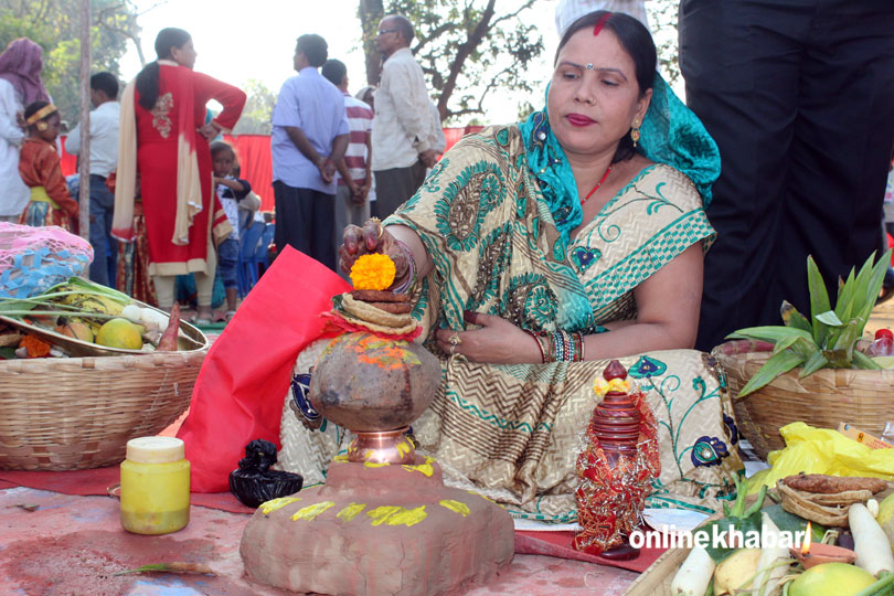 रुपन्देहीको भैरहवामा छठको व्रतालु । तस्वीर: सलमान खान/अनलाइनखबर 