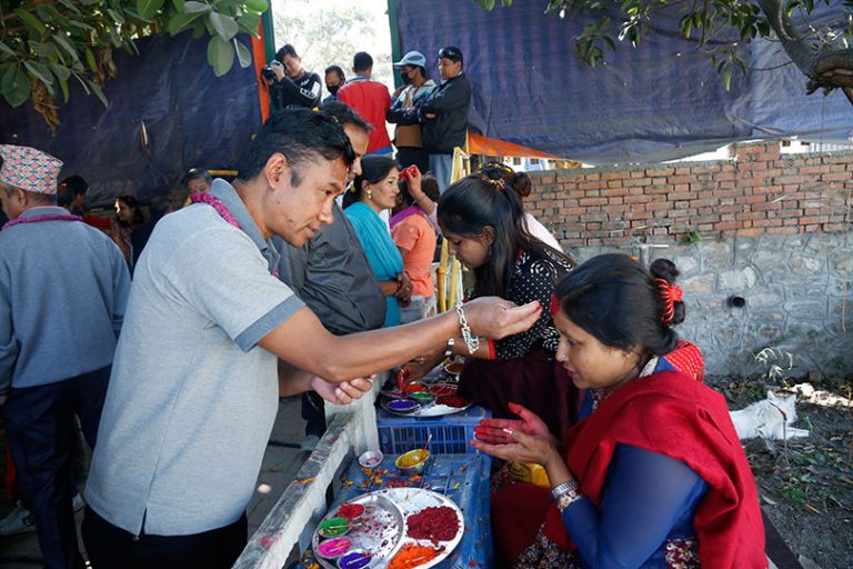 दाजुभाइ-दिदीबहिनी नहुनेहरुको टीका बालगोपालश्वर मन्दिरमा