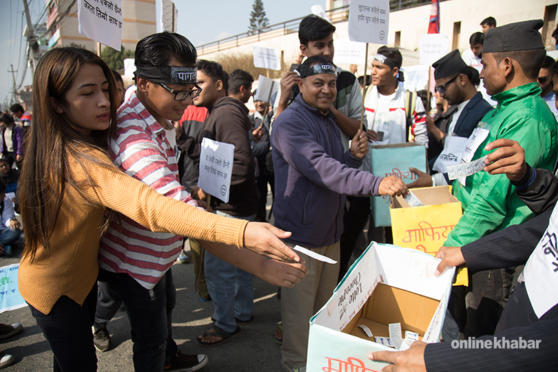 डा. केसीको समर्थनमा प्रदर्शन, प्रधानमन्त्रीलाई सिटामोल दान