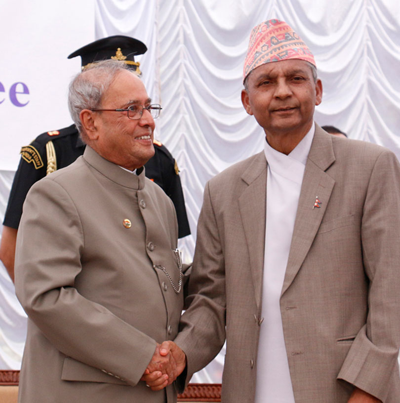 राष्ट्रपति मुखर्जीसँग भेटघाट गर्दै मन्त्रीपरिषद्का पूर्व अध्यक्ष खिलराज रेग्मी ।