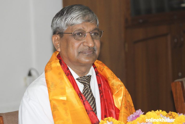 त्रिवि भन्छः पद रिक्त छ, डा. अग्रवाल भन्छन्ः म नै डीन हूँ