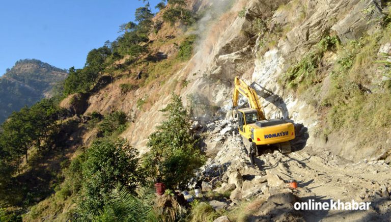 बाटो खन्‍ने क्रममा सुख्खा पहिरोले पुर्दा स्काभेटर चालकको मृत्यु