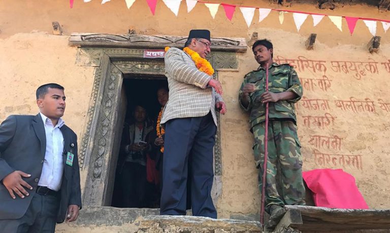 हेलिकोप्टरमा चुनवाङ पुगेका प्रधानमन्त्रीसँग ‘गुरिल्ला’ को जम्काभेट !