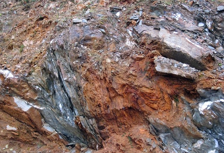 झोलामा खानीः उत्खनन अनुमति लिँदै लाइसेन्स बेच्दै