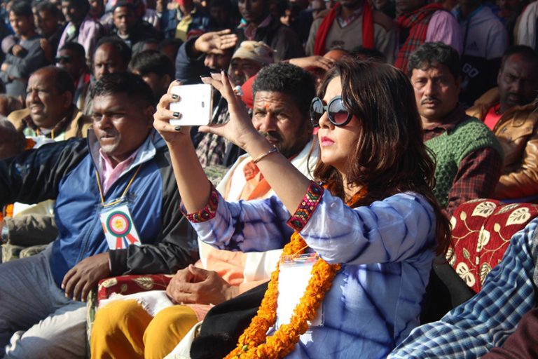 करिश्मालाई लाग्यो चुनाव, जनताको समस्या बुझ्दै नायिका