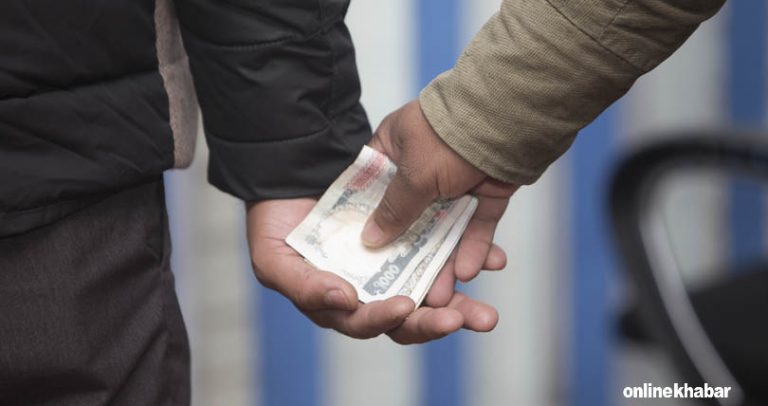 झापामा घुस सहित पक्राउ परे वडाध्यक्ष