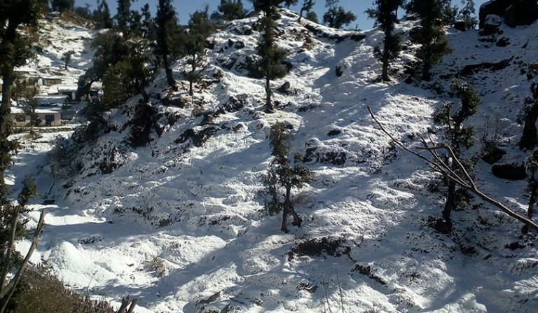 हिमपातले त्रिभुवन राजपथमा यातायात अवरुद्ध