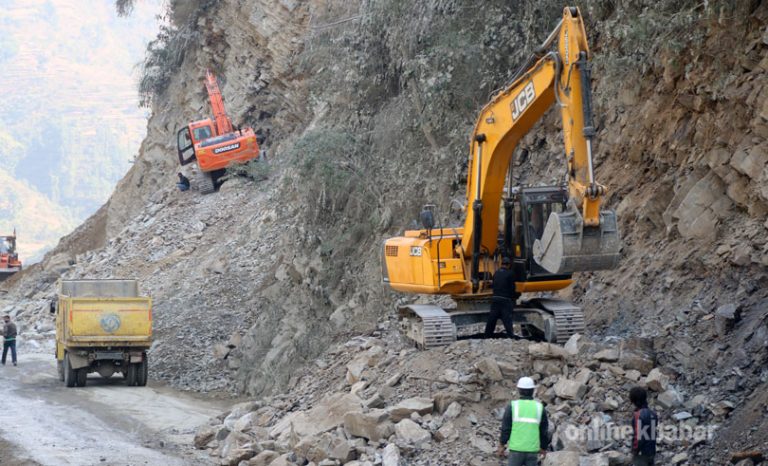 नारायणगढ–मुग्लिन सडक खण्डमा पहिरो, सडक अवरुद्ध