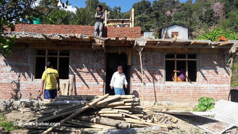 पीडा भुल्दै पुनर्निर्माणमा हातेमालो गर्दैछन् भूकम्पपीडित
