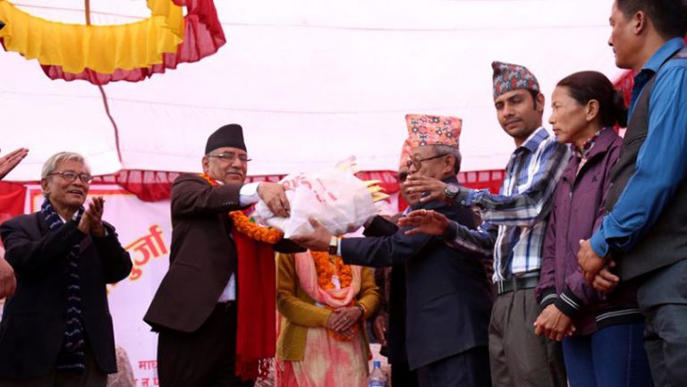 चितवनका १५६ सुकुम्बासी परिवारलाई लालपूर्जा वितरण