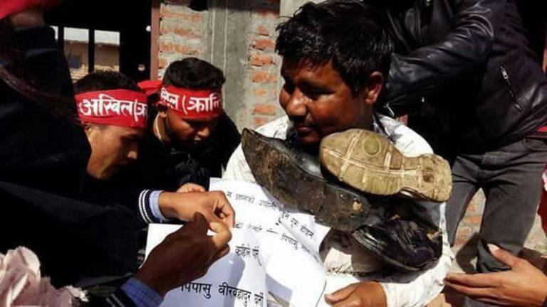 यौन दुर्व्यवहारको आरोपमा प्रिन्सिपललाई कालोमोसो र जुत्ताको माला