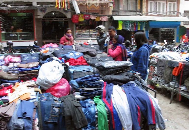 सडक अनुशासन कायम गर्न फुटपाथका पसल हटाइँदै