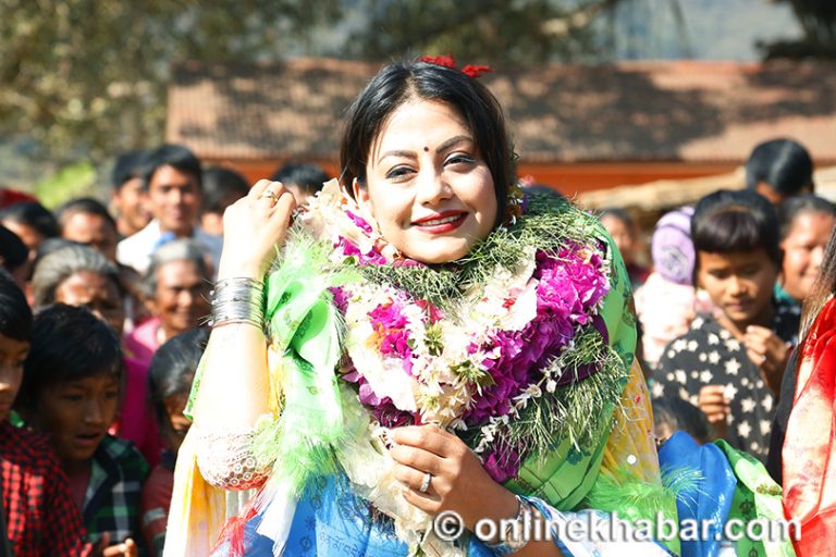 श्रीकृष्ण जन्मेको जिल्लामा स्वेताको सहयोग, भनिन्-‘मलाई ‘बुहारी’ भन्दा पनि हुन्छ'(फोटो फिचरसहित)