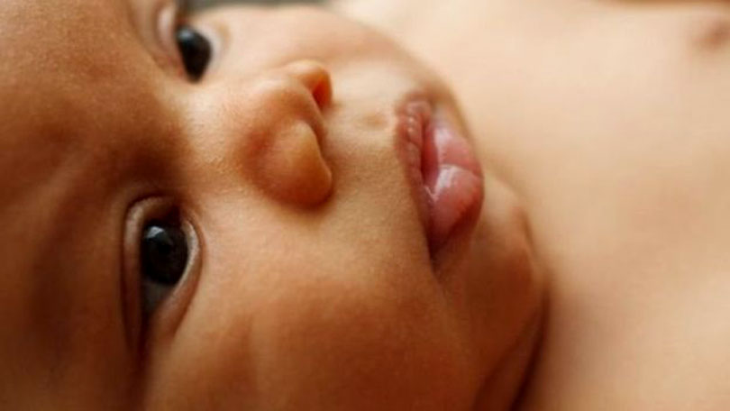 तीन व्यक्ति मिलेर बच्चा जन्माउन बेलायतमा दिइयो पहिलो लाइसेन्स